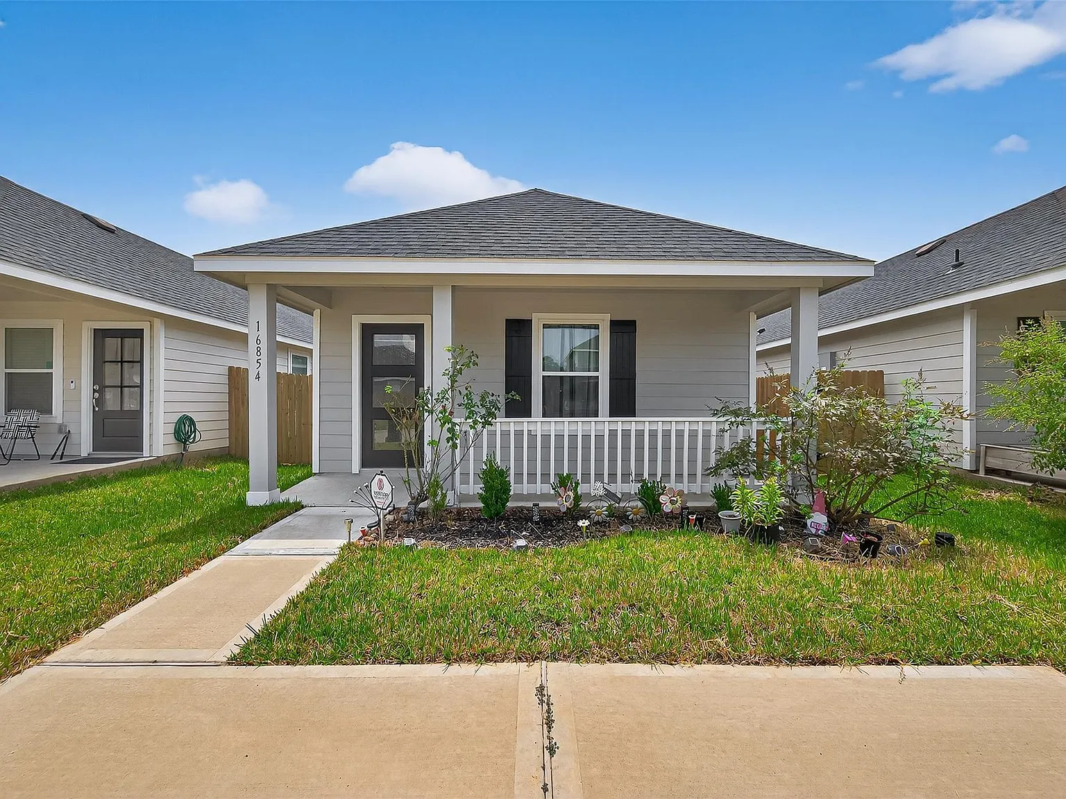 3 bed, 2.0 bath, 900 sqft, $1,700 — Photo 1