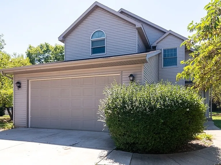 106 E Fox Rd — Photo 1