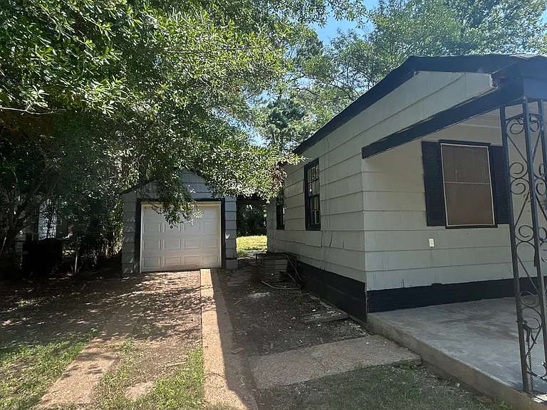 236 Decelle St — Photo 8