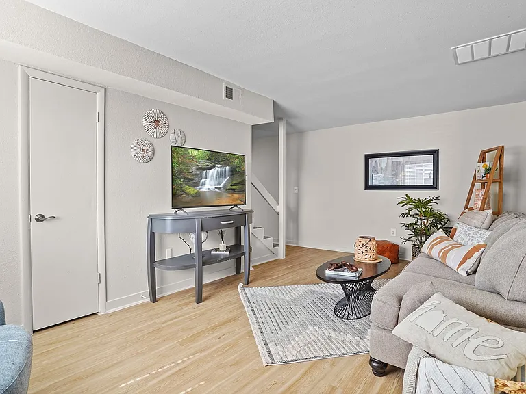 Regency Point Luxury Apartments — Photo 44