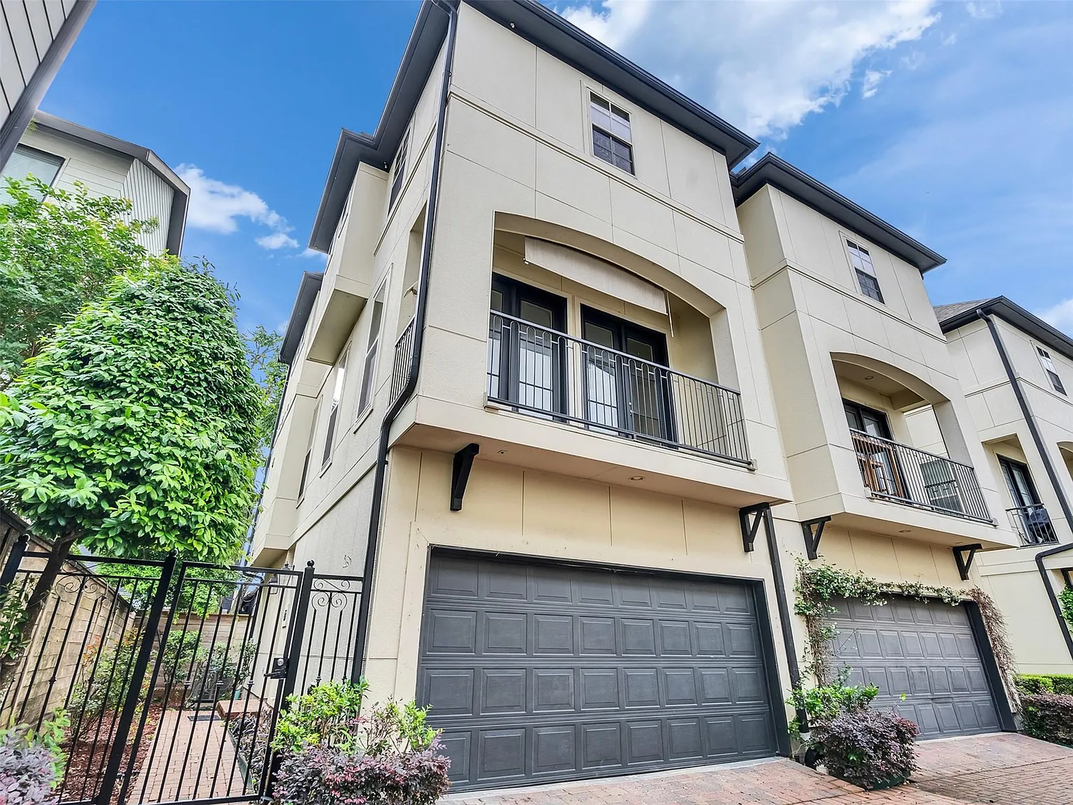3 bed, 3.5 bath, 2070 sqft, $2,500 — Photo 1
