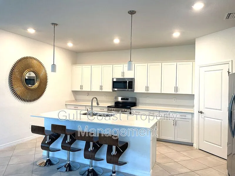 4 bed, 3.0 bath, 2035 sqft, $3,800 — Photo 3