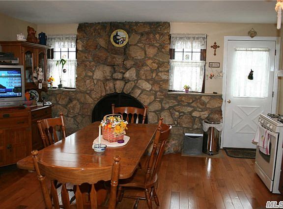 3rd image of 172 Cedar Ave