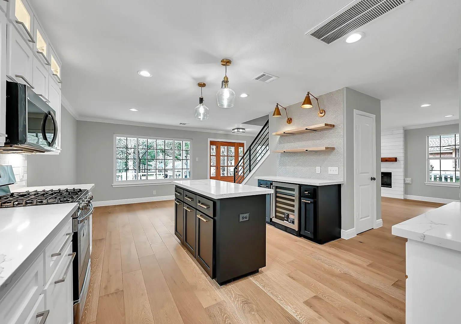 Newly remodeled in Point Aquarius — Photo 2