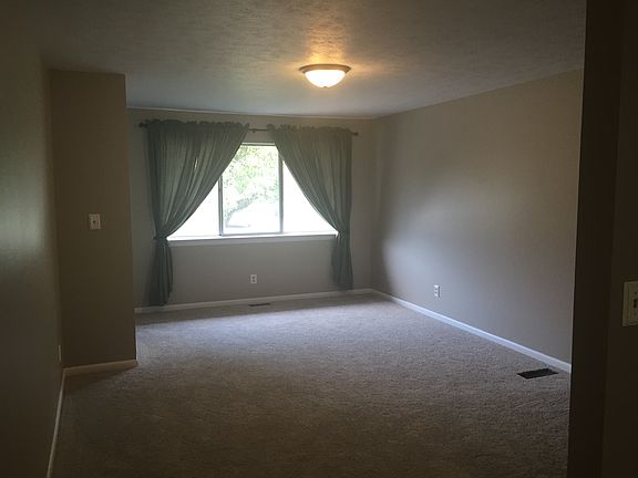 3rd image of 1906 High Knoll Dr