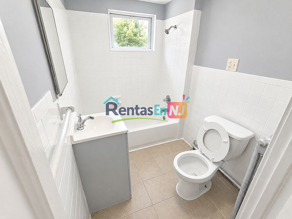 1st image of 179 Isabella Ave #3A
