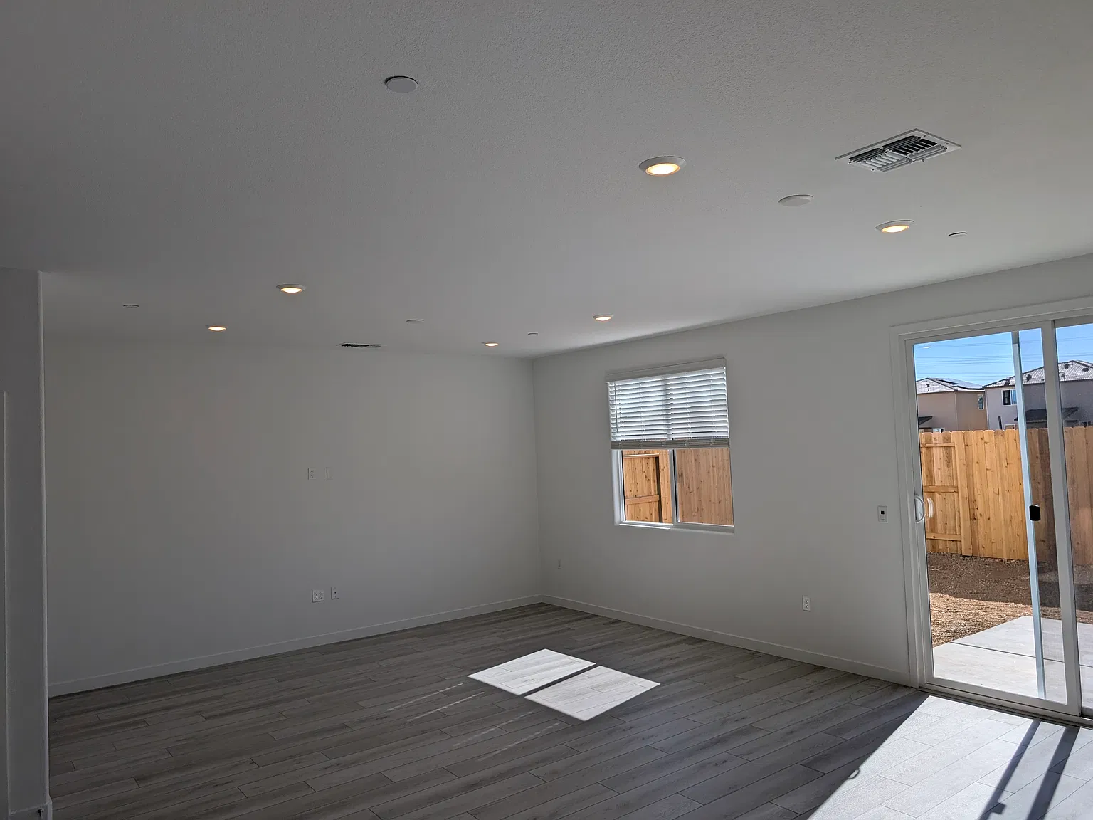 3 bed, 2.5 bath, 1970 sqft, $3,138 — Photo 2