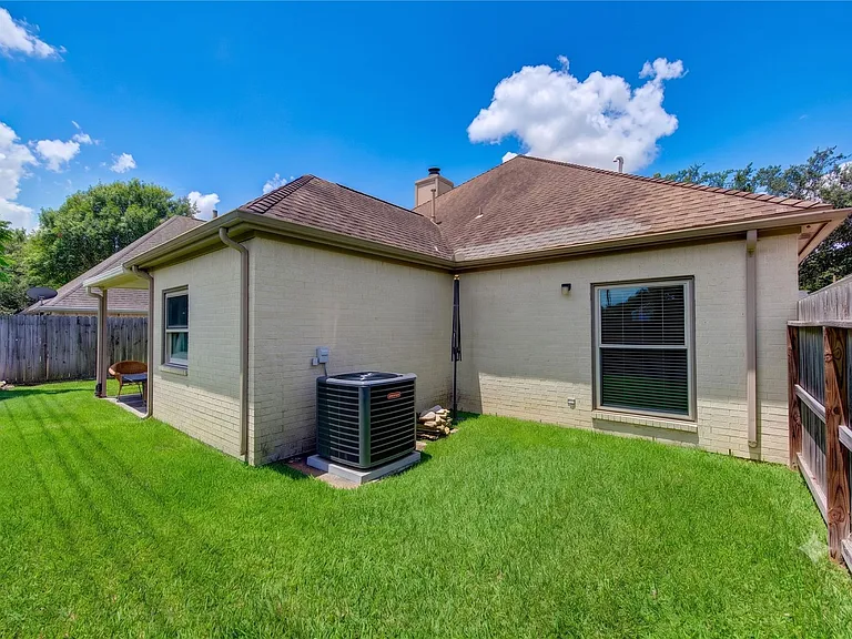 1811 Emerald Green Dr — Photo 36
