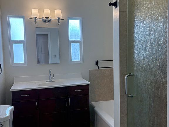 3rd image of 524 1/2 N Genesee Ave #524-1/2
