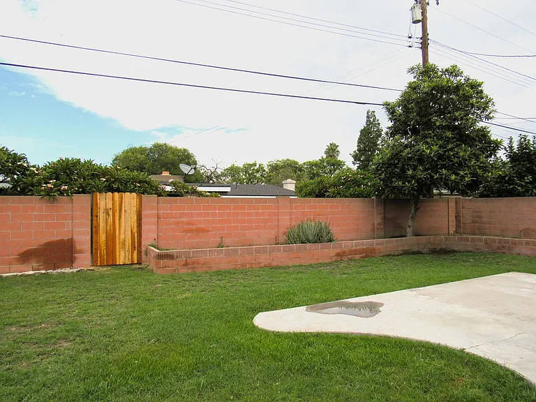 7049 Fillmore Dr — Photo 18