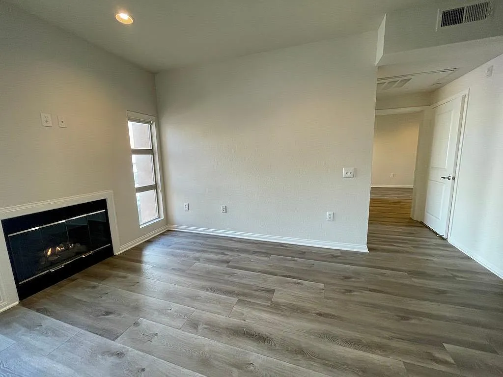 2 bed, 1100 sqft, $3,295 — Photo 4