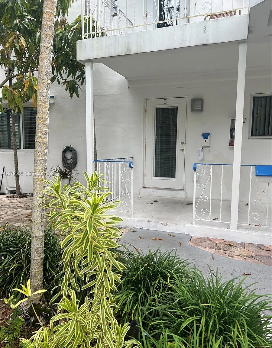 Las Olas Walk Condo — Photo 2