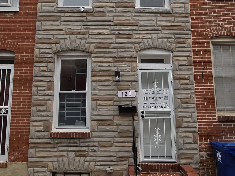 121 N Bradford St — Photo 1