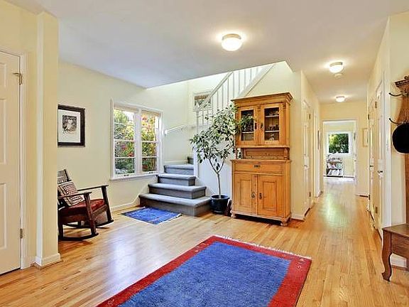 Large entry foyer!