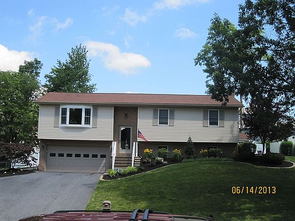 Great entrance, 2 car garage