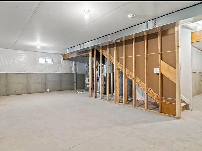 114 Lonny St — Photo 6