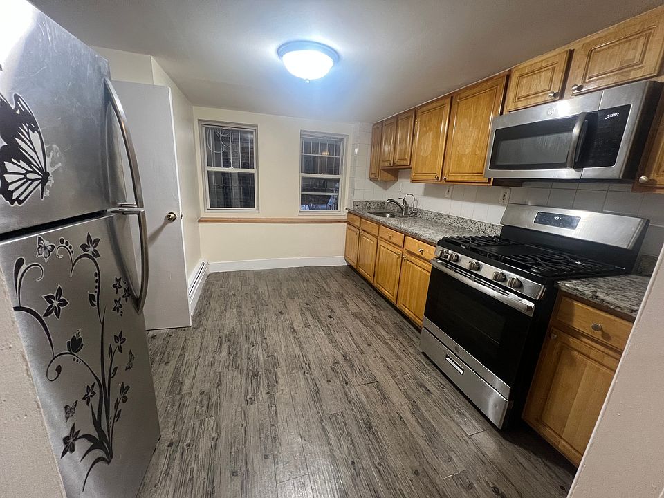 Eat-in-Kitchen