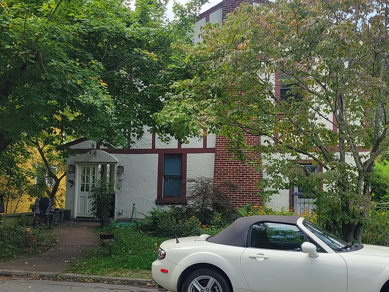 257 Riverview Dr — Photo 2