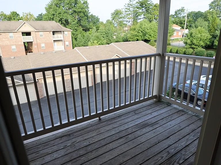 Crossroads Apartments — Photo 30