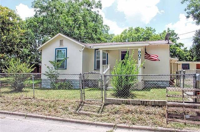 1st image of 907 Neches St