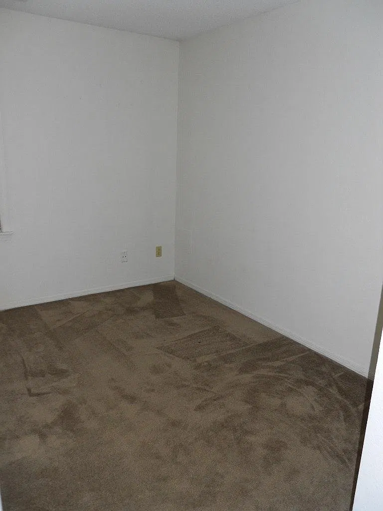 3 bed, 912 sqft, $1,000 — Photo 4