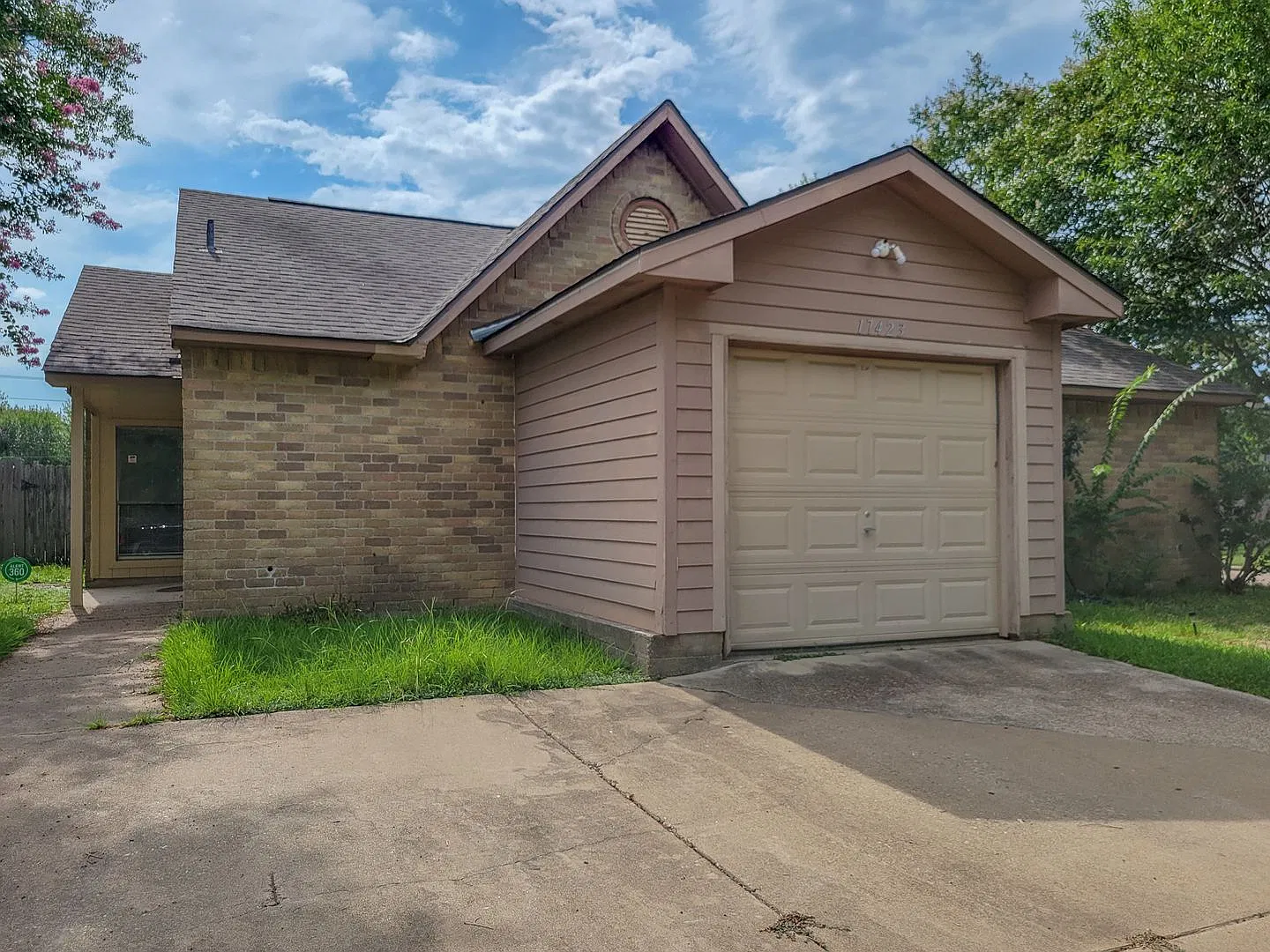 This charming home offers 3 bedrooms and 2 full bathrooms. No back neighbors. Quiet street, corne... — Photo 2