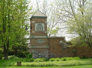 60-5876 Wyndam Ln, Brighton, MI 48116