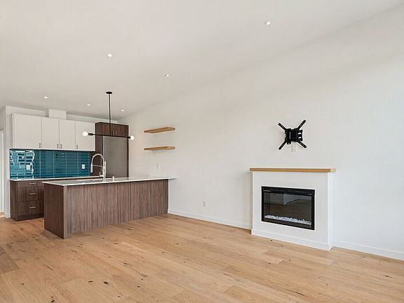 5th image of 2609 31st Ave W APT B
