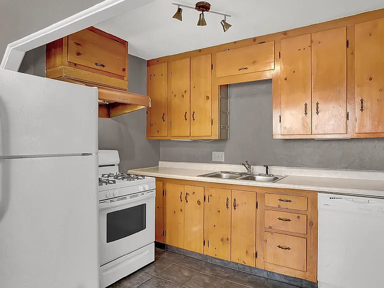 623 Iowa Ave — Photo 9