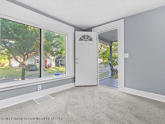 5th image of 717 Leslie St