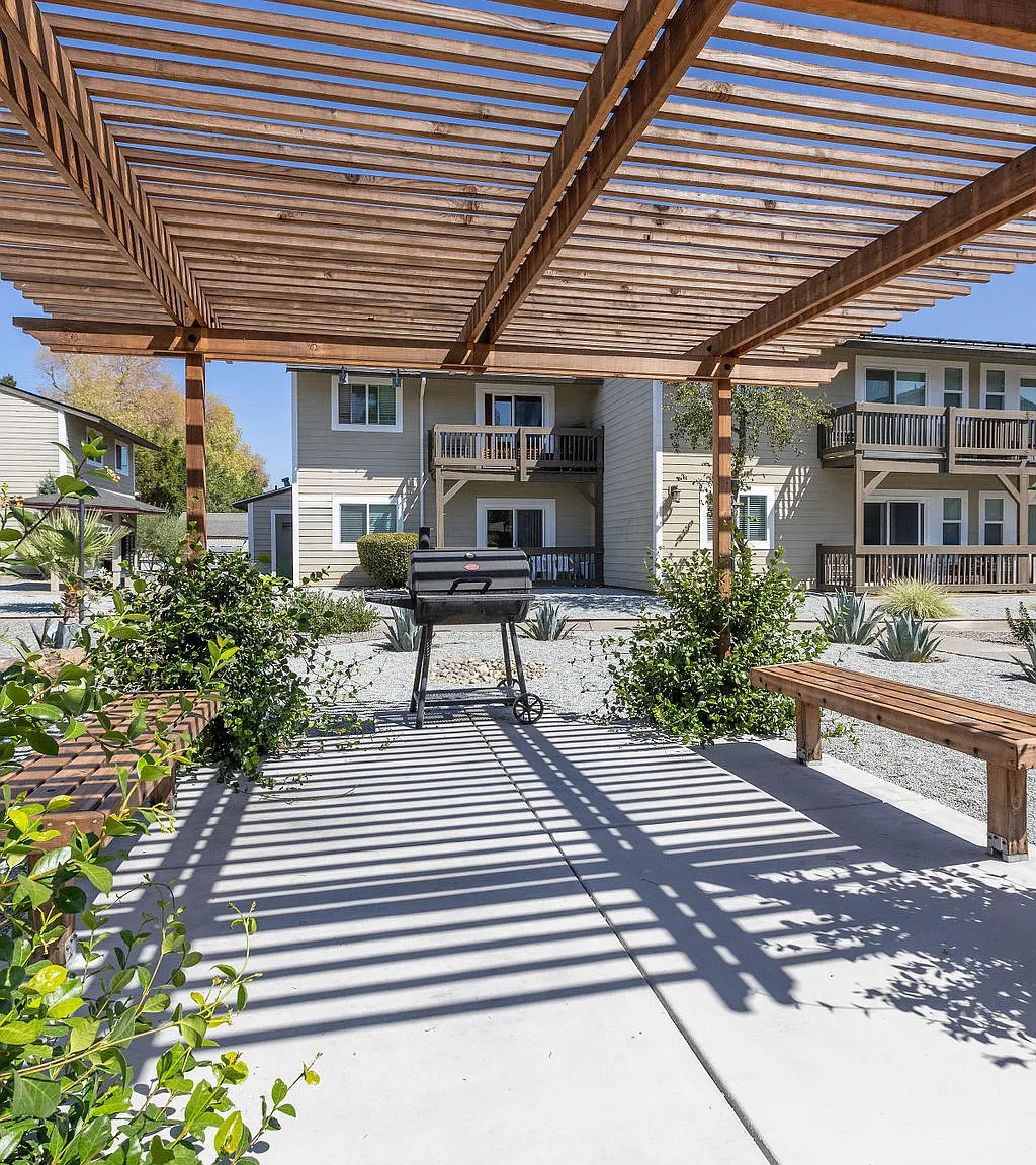 Cadena Apartments — Photo 2
