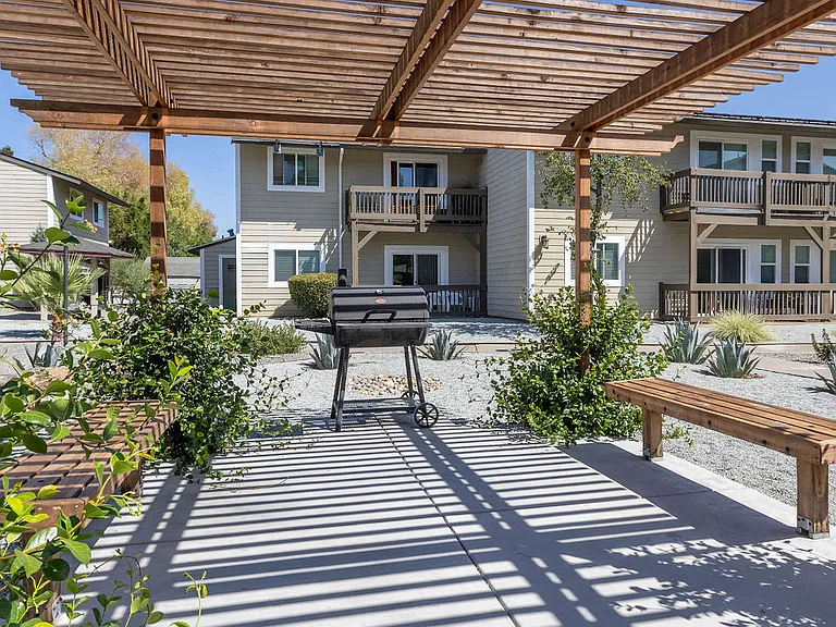 Cadena Apartments — Photo 2