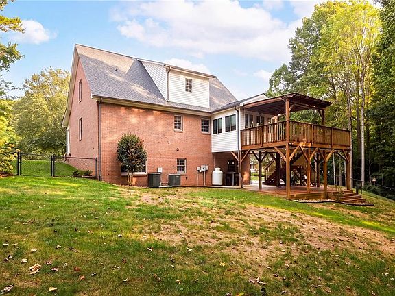 4th image of 182 Crowfoot Ct
