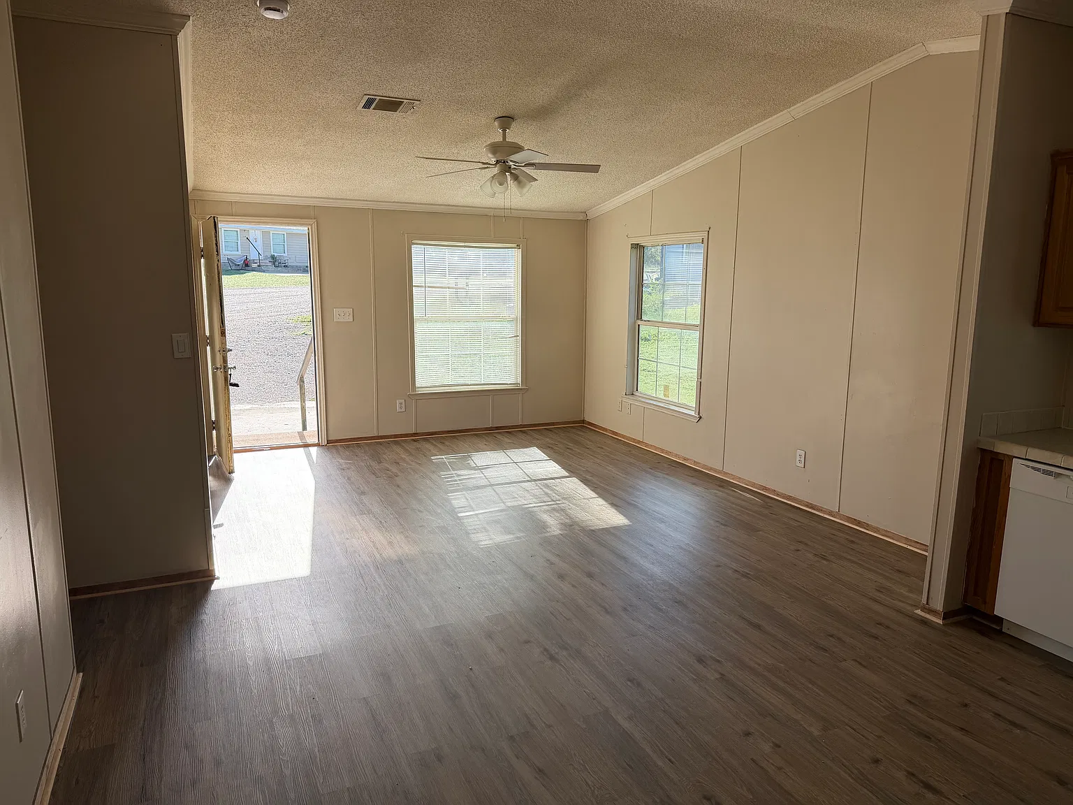 3 bed, 1050 sqft, $1,300 — Photo 2