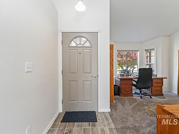 4th image of 1721 W Roberts Ave