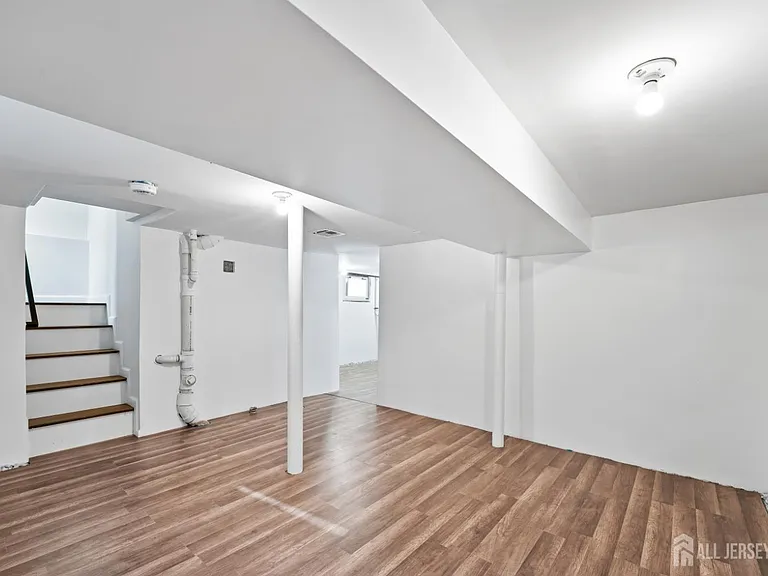 255 6th Ave — Photo 20