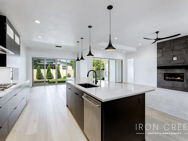 2285 S Aburge Ave — Photo 4