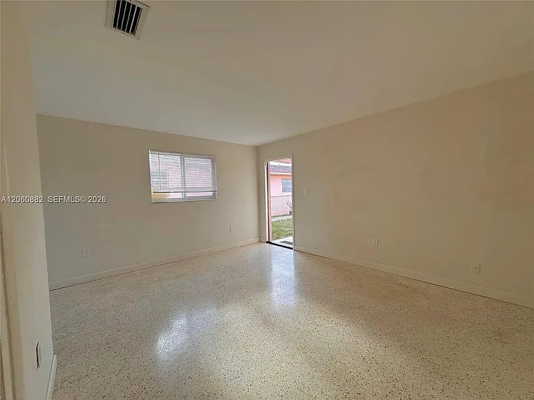 628 W 17th St #628 — Photo 2