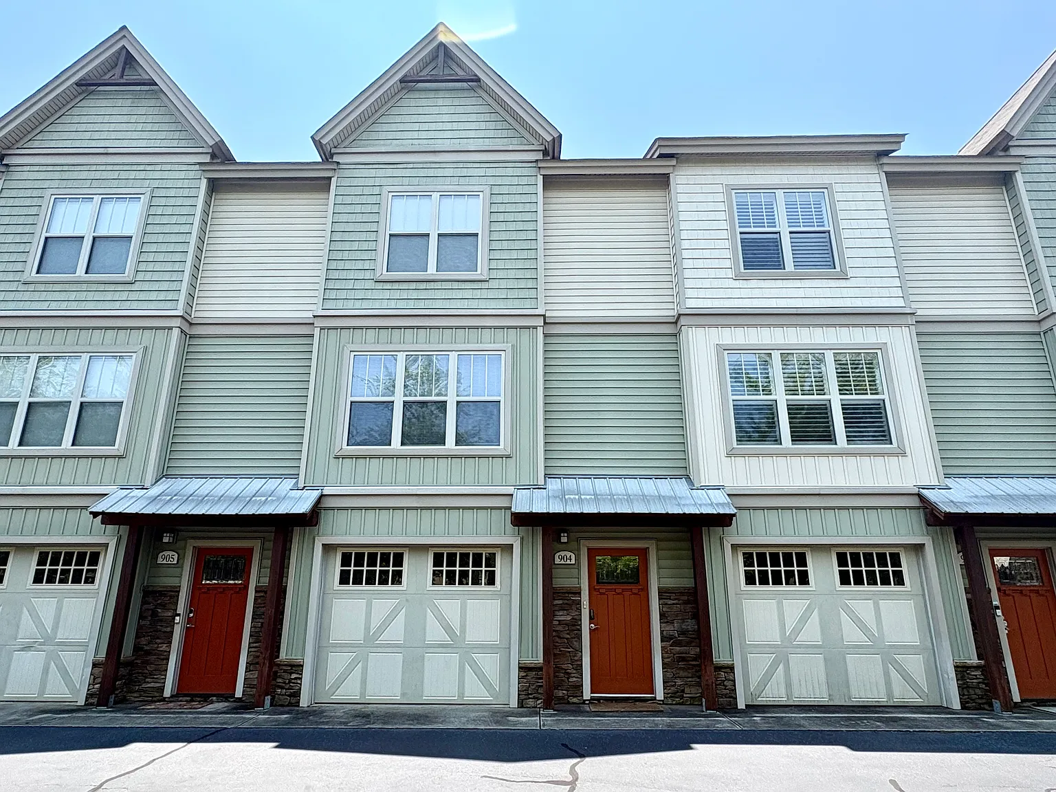 Crawford Falls | 3BR/3.5BA Townhome | Private Bath in Every Bedroom | $750/Bedroom | Available Au... — Photo 2