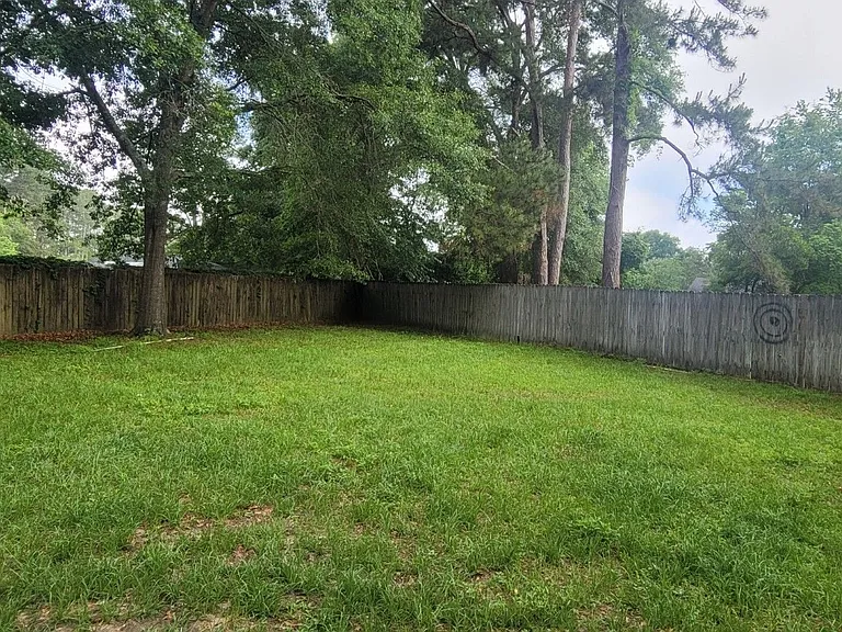 8812 Pembroke Ct N — Photo 17