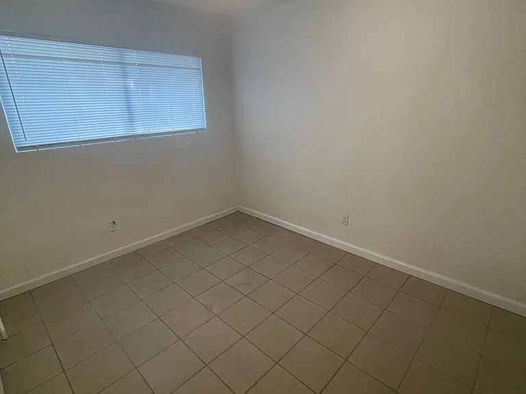 1117 Jefferson St — Photo 9