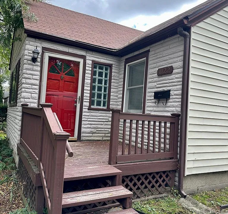 1122 E Elza Ave