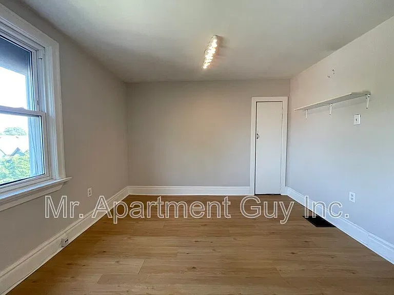 55 Barnesdale Ave N #UPPER — Photo 8