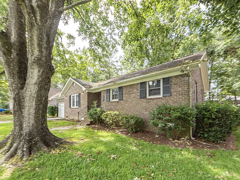 305 Chessington Cir — Photo 37