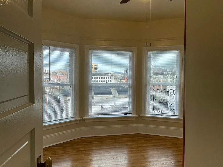Chetopa Apartments — Photo 10