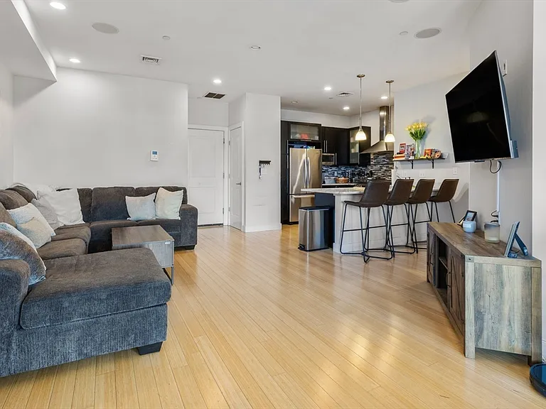 152 Old Colony Ave #10 — Photo 5