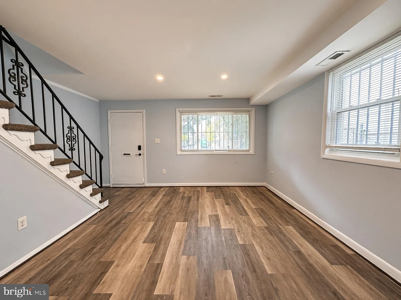 3 bed, 3.0 bath, 1564 sqft, $3,300 — Photo 3