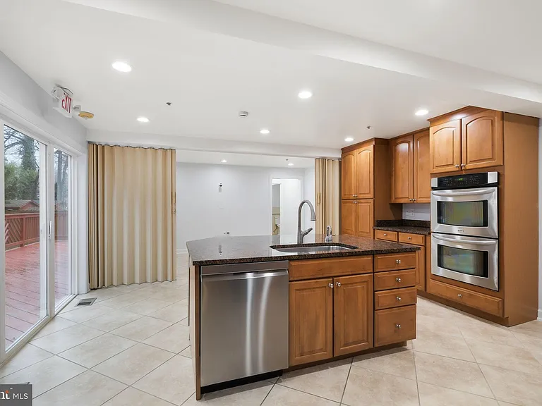 711 Lamberton Dr — Photo 16