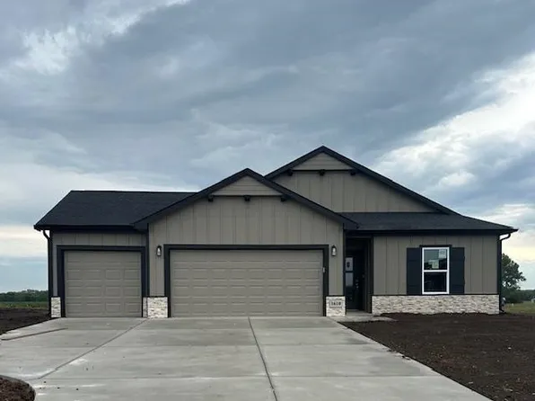 1610 N Emerald Valley Dr, Mulvane, KS 67110