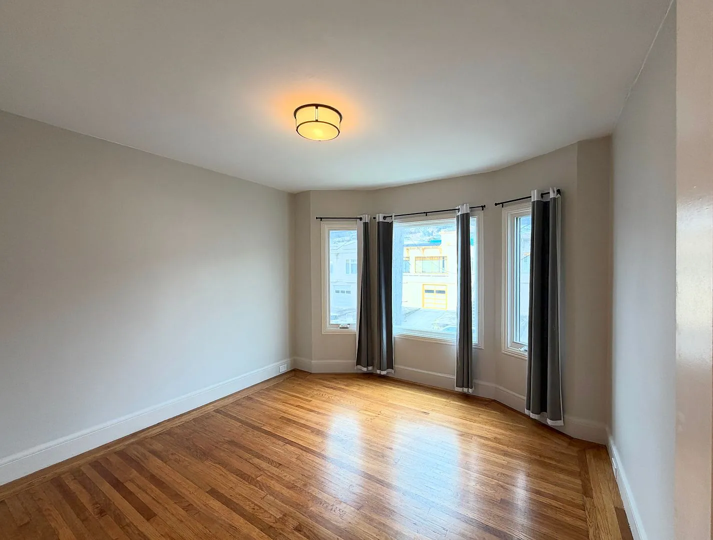Updated Large Bright 1250sf 2br/1ba/1gr Crocker Home Available Now — Photo 4